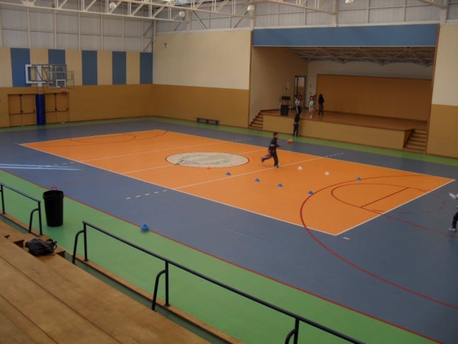 Instalación de piso deportivo multidisciplinario para recinto polideportivo